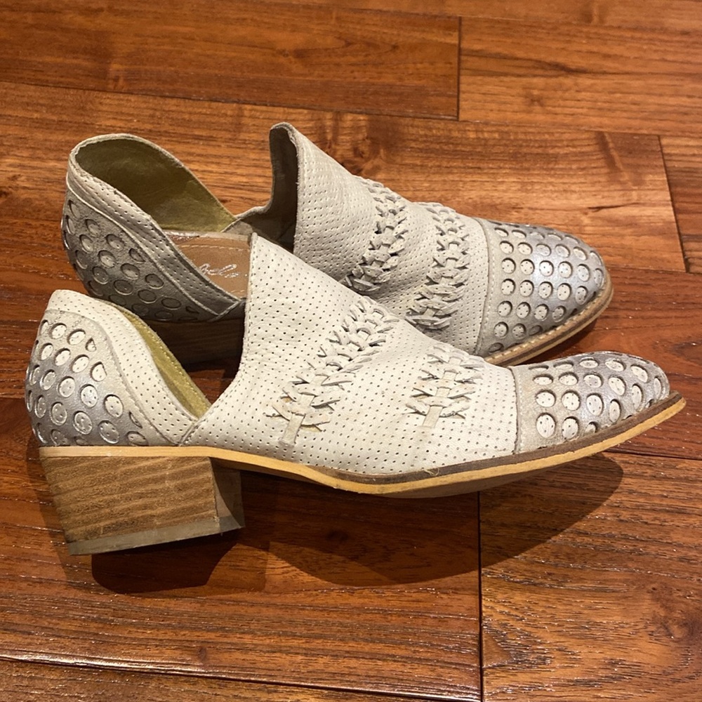 Rebels shoes ladies size 7.5 !